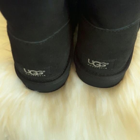 Ugg genuine real fur boot with buttons on side - Picture 8 of 8
